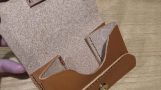革の名刺入れの制作記事に掲載された作品写真