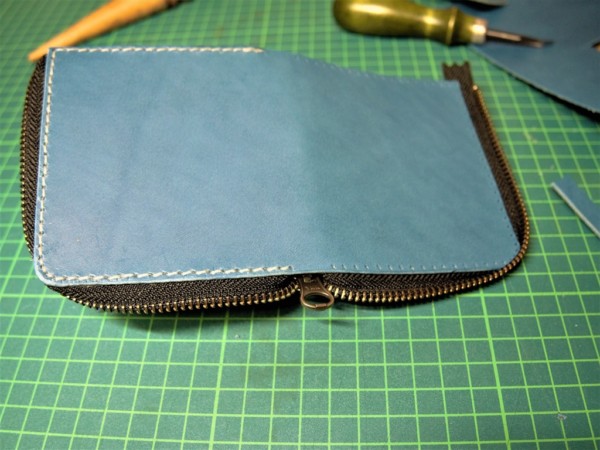 レザークラフト初心者のL字ファスナー小型財布の製作工程3