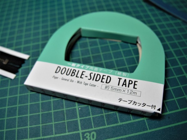 レザークラフト初心者のL字ファスナー小型財布の製作工程_ファスナーの取り付けに使う両面テープ（ダイソー）