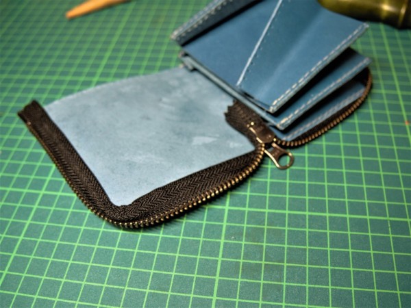 レザークラフト初心者のL字ファスナー小型財布の製作工程2