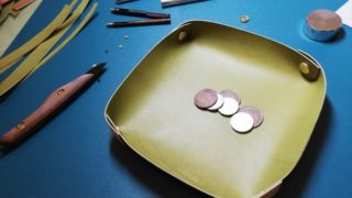 革トレーの制作記事に掲載された作品写真
