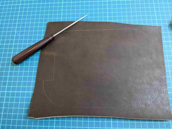 ［レザークラフト］A4サイズの革で作るペンケースの作り方 3